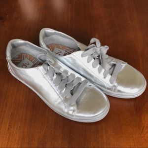 Women’s Dolce Vita Silver  Sneakers👟